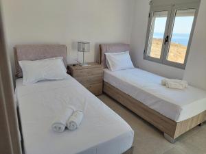 Ένα ή περισσότερα κρεβάτια σε δωμάτιο στο MFD LUXURY APARTMENTS ΜΕΖΟΝΕΤΑ 100τμ ΔΙΠΛΑ ΣΤΗ ΘΑΛΑΣΣΑ