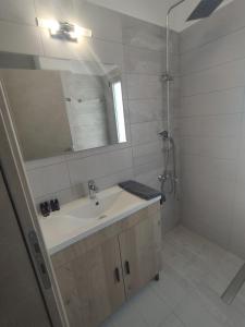 Ένα μπάνιο στο MFD LUXURY APARTMENTS ΜΕΖΟΝΕΤΑ 100τμ ΔΙΠΛΑ ΣΤΗ ΘΑΛΑΣΣΑ