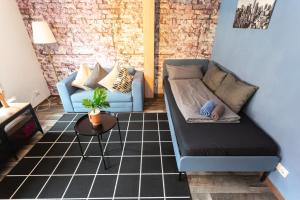 un salon avec un canapé et une table dans l'établissement FullHouse - Halle - R6 Apartments - SmartTV - Nespresso, à Halle-sur-Saale