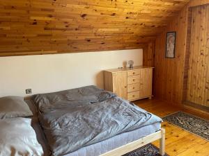 ein Schlafzimmer mit einem Bett und einer Holzdecke in der Unterkunft Holiday Home Jaruška by Interhome 