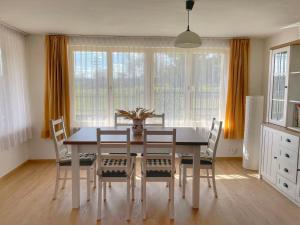 comedor con mesa y sillas en Holiday Home Jaruška by Interhome, 