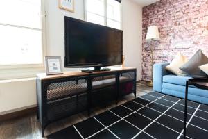 un salon avec une grande télévision à écran plat sur un support dans l'établissement FullHouse - Halle - R6 Apartments - SmartTV - Nespresso, à Halle-sur-Saale