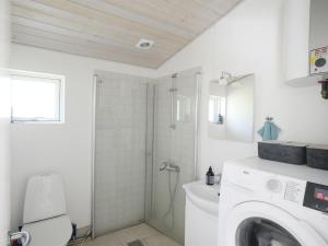 La salle de bains est pourvue d'un lave-linge et d'une douche. dans l'établissement Holiday Home Rami - from the sea in Sealand by Interhome, à Nykøbing Sjælland