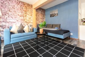 un salon avec deux canapés bleus et une table dans l'établissement FullHouse - Halle - R6 Apartments - SmartTV - Nespresso, à Halle-sur-Saale