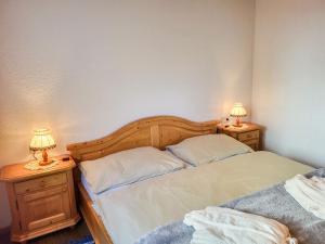 1 dormitorio con 2 camas y 2 mesitas de noche con lámparas en Apartment Sonnenschein by Interhome, en Spiss