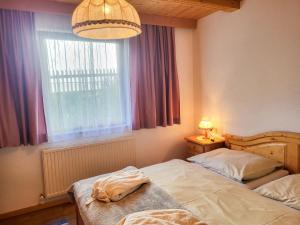 1 dormitorio con 2 camas y ventana en Apartment Sonnenschein by Interhome, en Spiss