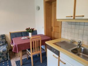 Kuchyň nebo kuchyňský kout v ubytování Apartment Sonnenschein B by Interhome