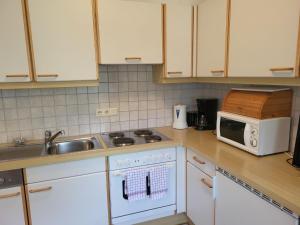 Kuchyň nebo kuchyňský kout v ubytování Apartment Sonnenschein B by Interhome