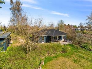 een luchtzicht op een huis met een tuin bij Holiday Home Nille - 485m to the inlet in Sealand by Interhome in Ølsted