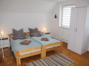 una camera da letto con un letto con due asciugamani sopra di Holiday Home Rosa by Interhome a Raben Steinfeld