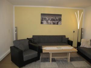 un soggiorno con un divano e una poltrona di Holiday Home Rosa by Interhome a Raben Steinfeld