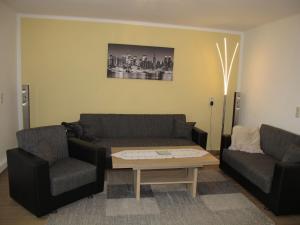 uma sala de estar com um sofá e uma mesa de centro em Holiday Home Rosa by Interhome em Raben Steinfeld