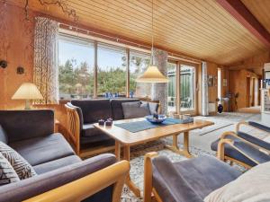 een woonkamer met banken en een tafel bij Holiday Home Nada - 200m from the sea in Bornholm by Interhome in Vester Sømarken