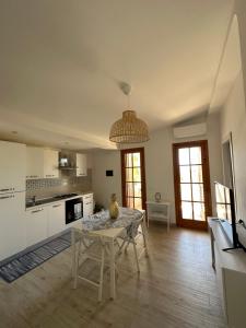 a living room with a table and a kitchen at Villa delle Ninfee in Gela