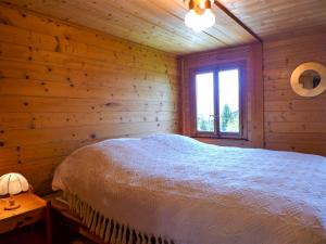 sypialnia z łóżkiem w drewnianym domku w obiekcie Holiday Home Moncalme by Interhome w mieście Crans-Montana