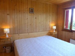 sypialnia z łóżkiem i 2 lampami w obiekcie Holiday Home Moncalme by Interhome w mieście Crans-Montana