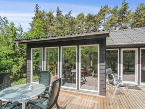 Patio nebo venkovní prostory v ubytování Holiday Home Gudmand - 600m from the sea by Interhome