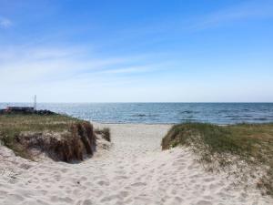 uma praia arenosa com o oceano ao fundo em Holiday Home Gudmand - 600m from the sea in Bornholm by Interhome em Vester Sømarken