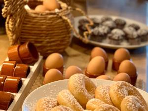 una tavola ricoperta di uova e ciambelle di Hotel Au Nom De Dieu a Dilsen-Stokkem