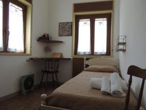 SperlingaにあるRifugio Porta Nordのベッドルーム1室(ベッド1台、タオル2枚付)