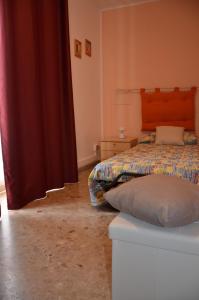 ein Schlafzimmer mit einem Bett und einem roten Vorhang in der Unterkunft Da Giulia in Belluno Veronese