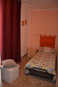 ein Schlafzimmer mit einem Bett und einem roten Vorhang in der Unterkunft Da Giulia in Belluno Veronese