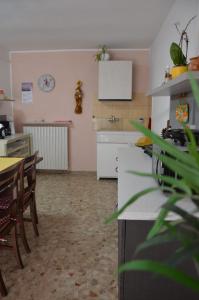 eine Küche und ein Esszimmer mit einem Tisch und einer Theke in der Unterkunft Da Giulia in Belluno Veronese