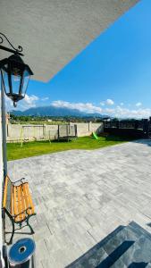 un banco sentado en un patio con parque infantil en D&M Family Residence Bran 2, en Bran