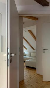 een woonkamer met een bank en een bed bij Le Liv On in Rijeka