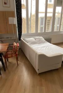 Loft hyper centre في أفينيون: غرفة نوم بسرير وطاولة ونوافذ