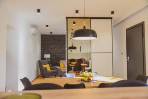 - une salle à manger avec une table et des chaises dans l'établissement Apartment White, à Šibenik