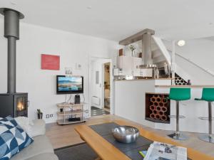 Hasle的住宿－Apartment Dagne - 400m from the sea in Bornholm by Interhome，客厅配有沙发和桌子