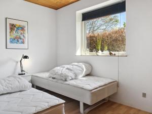 - une chambre avec 2 lits et une fenêtre dans l'établissement Holiday Home Maleen - 150m to the inlet in Lolland- Falster and Mon by Interhome, à Nakskov