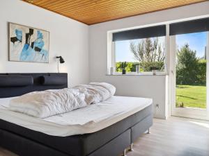 - une chambre avec un lit et une fenêtre dans l'établissement Holiday Home Maleen - 150m to the inlet in Lolland- Falster and Mon by Interhome, à Nakskov