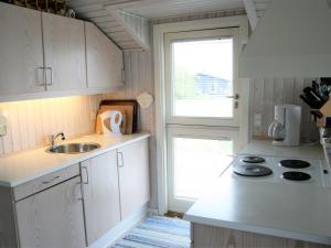 Kuchyň nebo kuchyňský kout v ubytování Holiday Home Tonna - 1km from the sea by Interhome