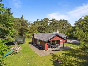 een luchtzicht op een kleine rode hut in het bos bij Holiday Home Keyla - 3-2km from the sea in Western Jutland by Interhome in Rømø Kirkeby