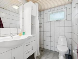 Koupelna v ubytování Holiday Home Keyla - 3-2km from the sea by Interhome