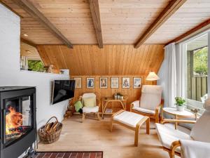 uma sala de estar com lareira e televisão em Holiday Home Sisko - 800m from the sea in Western Jutland by Interhome em Vejers