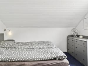 Postel nebo postele na pokoji v ubytování Holiday Home Reidar - 600m from the sea in Lolland- Falster and Mon by Interhome