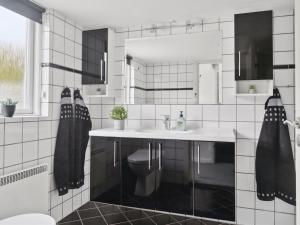 Koupelna v ubytování Holiday Home Reidar - 600m from the sea in Lolland- Falster and Mon by Interhome