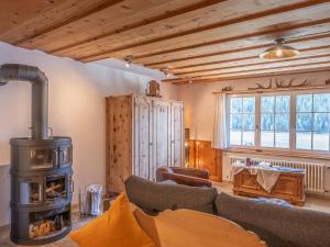 een woonkamer met een houtkachel in een kamer bij Apartment Chesa Anemona al Lej by Interhome in St. Moritz