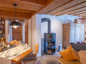 een keuken met een houtkachel in een kamer bij Apartment Chesa Anemona al Lej by Interhome in St. Moritz +22 foto's