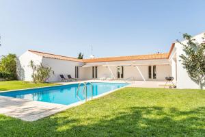 a villa with a swimming pool in a yard at Casal das Aveleiras in Cartaxo