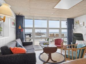 uma sala de estar com um sofá e uma mesa em Holiday Home Steen - 30m from the sea in Funen by Interhome em Vejstrup