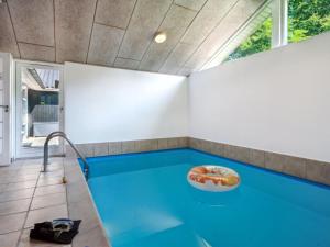 Bazén v ubytování Holiday Home Edin - 150m from the sea by Interhome nebo v jeho okolí