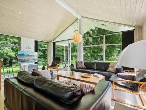 Posezení v ubytování Holiday Home Edin - 150m from the sea by Interhome