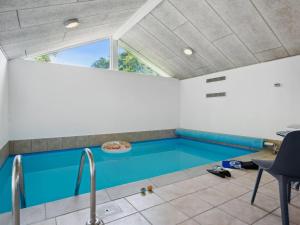 Bazén v ubytování Holiday Home Edin - 150m from the sea by Interhome nebo v jeho okolí