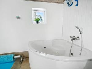 Koupelna v ubytování Holiday Home Edin - 150m from the sea by Interhome + 19 fotografií