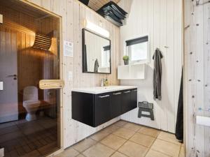 Koupelna v ubytování Holiday Home Edin - 150m from the sea by Interhome