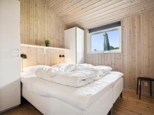 Postel nebo postele na pokoji v ubytování Holiday Home Edin - 150m from the sea by Interhome